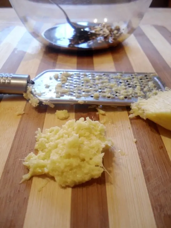 Мясо с имбирём и грибами: шаг 1