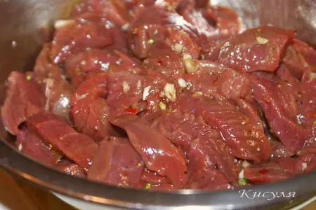 Конина тушеная с хреном и чесноком: шаг 1