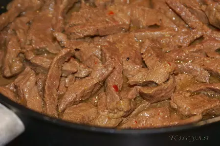Конина тушеная с хреном и чесноком: шаг 3