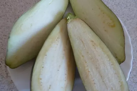 Баклажаны фаршированные овощами, зепеченные под крышей моцареллы: шаг 1