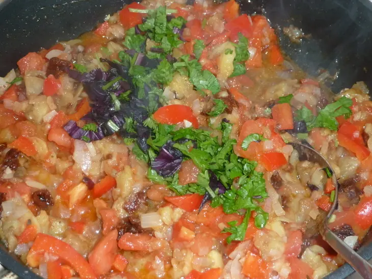 Баклажаны фаршированные овощами, зепеченные под крышей моцареллы: шаг 9