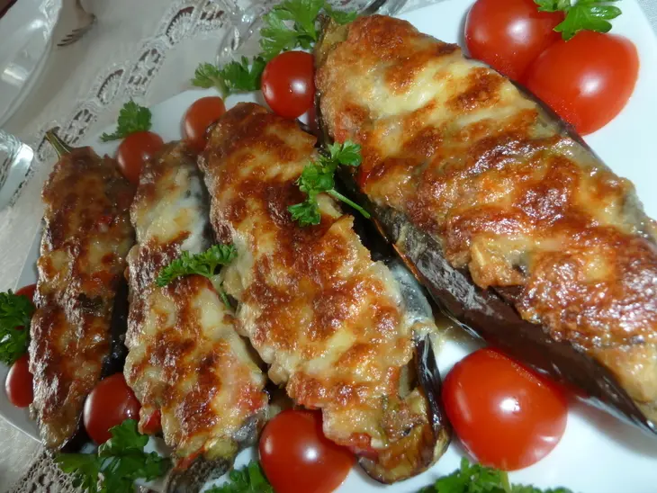 Баклажаны фаршированные овощами, зепеченные под крышей моцареллы: шаг 12