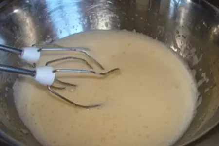 Ореховый пирог с черносливом: шаг 5