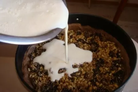 Ореховый пирог с черносливом: шаг 6