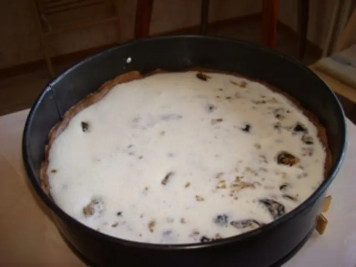 Ореховый пирог с черносливом: шаг 7