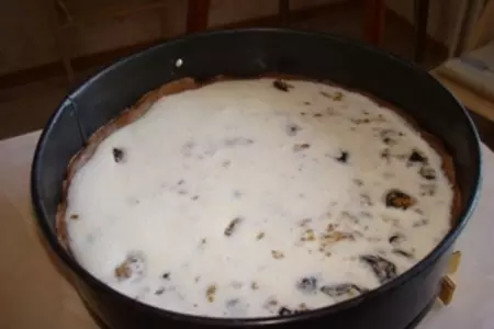Ореховый пирог с черносливом: шаг 7