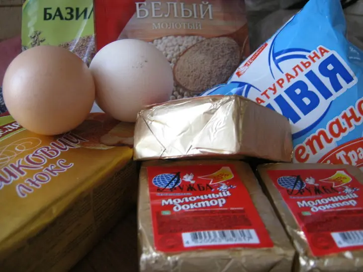 Пирог  с начинкой из плавленных сырков,яиц и колбаски: шаг 1