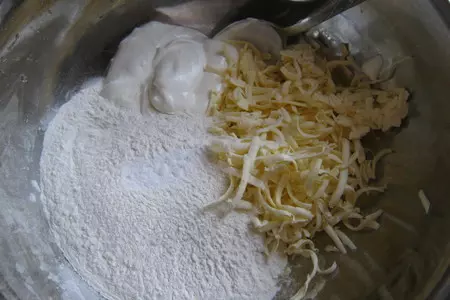 Пирог  с начинкой из плавленных сырков,яиц и колбаски: шаг 2