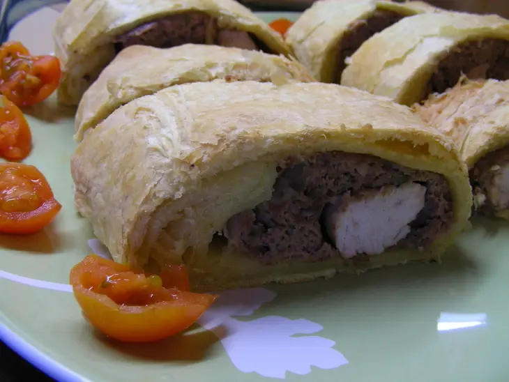 Мясной рулет в тесте: шаг 8