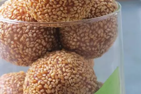 Творожно кокосовые пончики в кунжуте.: шаг 5