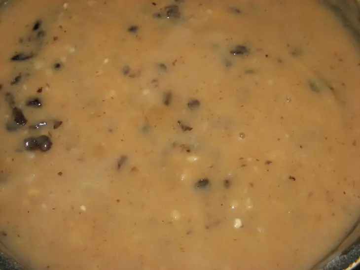 Грибной соус с изюмом и черносливом: шаг 6