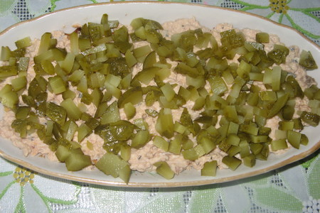 Крекерный слоёный салат "рыбки": шаг 3