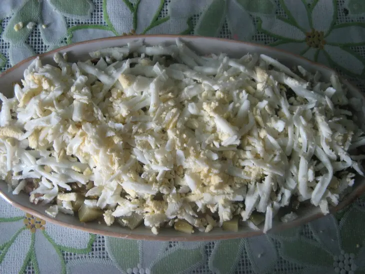 Крекерный слоёный салат "рыбки": шаг 4