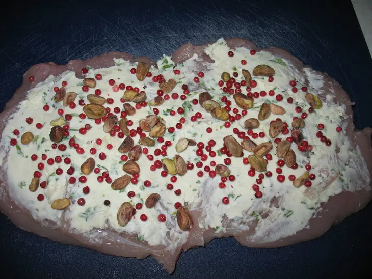 Рулет из куриной грудки с фисташками: шаг 4