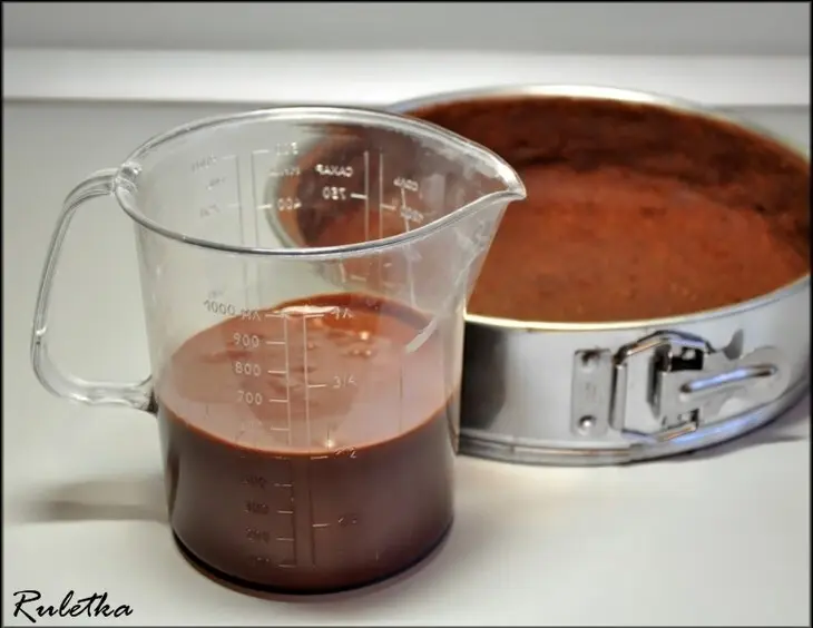 Кофейный чизкейк с шоколадной прослойкой и соусом.: шаг 7
