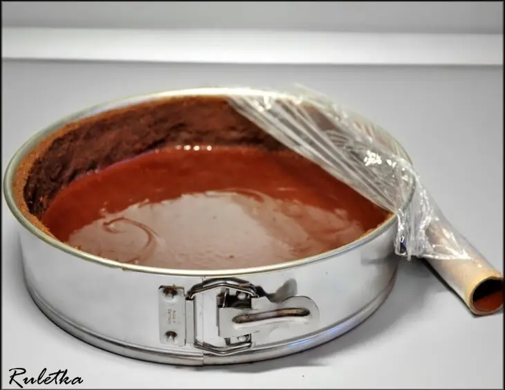 Кофейный чизкейк с шоколадной прослойкой и соусом.: шаг 8