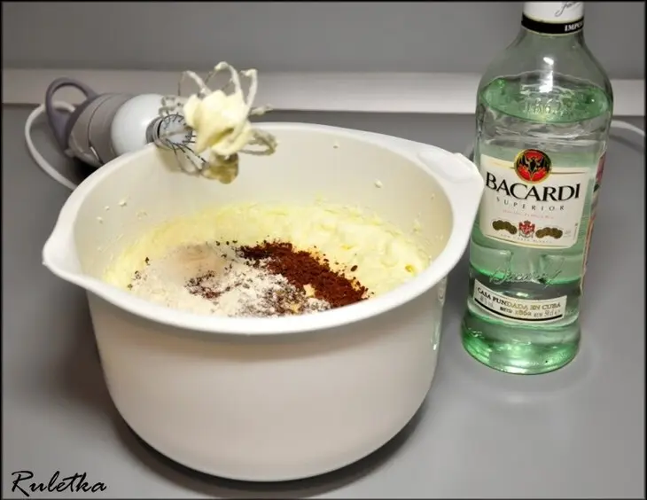 Кофейный чизкейк с шоколадной прослойкой и соусом.: шаг 11