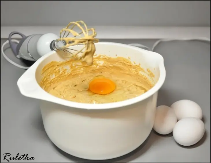 Кофейный чизкейк с шоколадной прослойкой и соусом.: шаг 12
