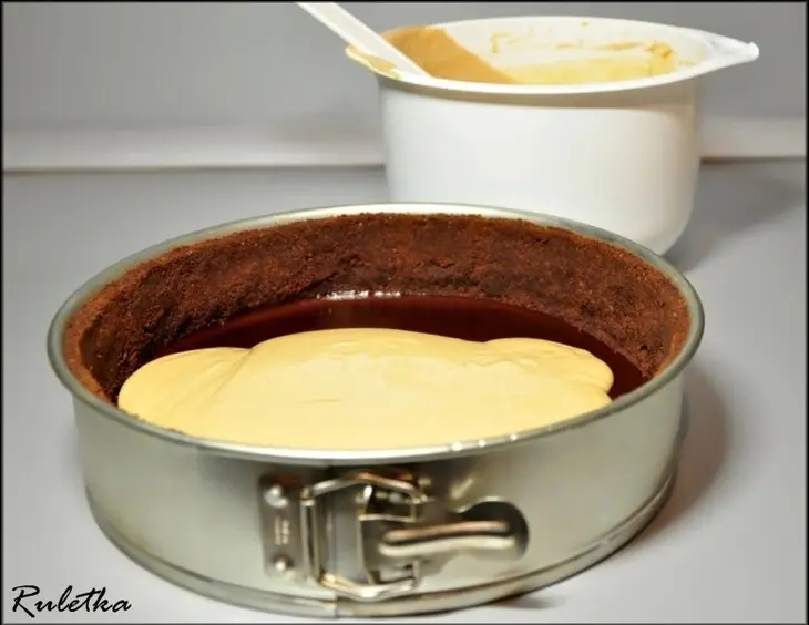 Кофейный чизкейк с шоколадной прослойкой и соусом.: шаг 13