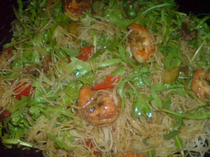 Салат из рисовой лапши,креветок и рукколы: шаг 8