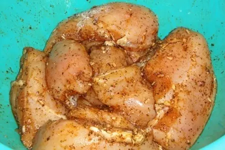 Сэндвич с куриной грудкой и соусом ремулад: шаг 2