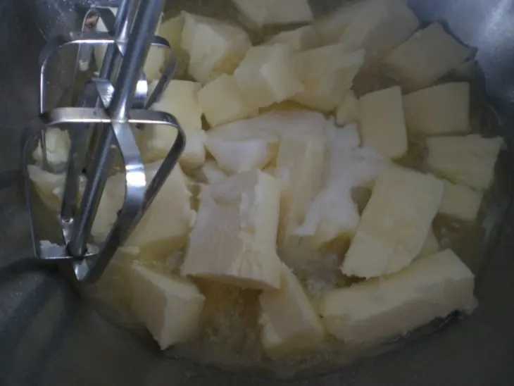 Сирийский манно-ореховый торт с шоколадом и финиками: шаг 9