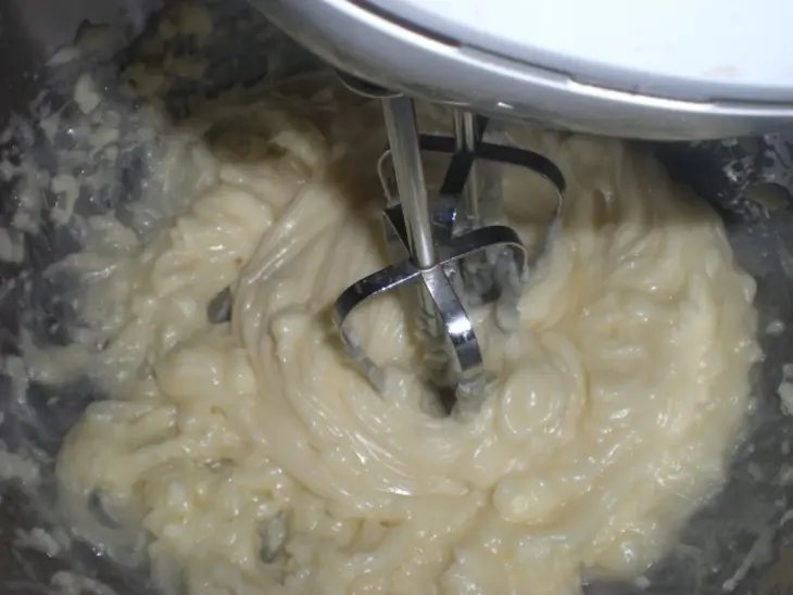 Сирийский манно-ореховый торт с шоколадом и финиками: шаг 10