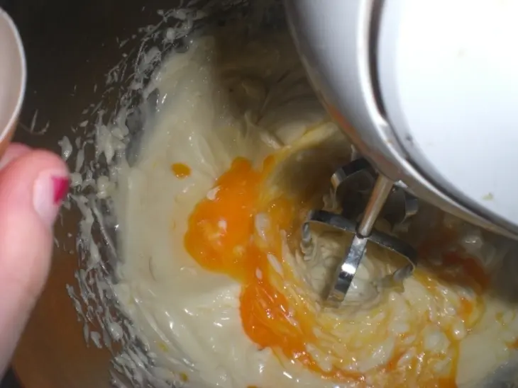 Сирийский манно-ореховый торт с шоколадом и финиками: шаг 11
