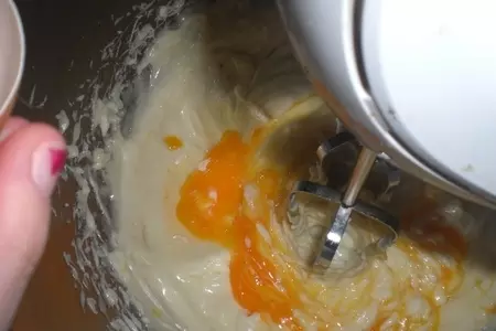 Сирийский манно-ореховый торт с шоколадом и финиками: шаг 11