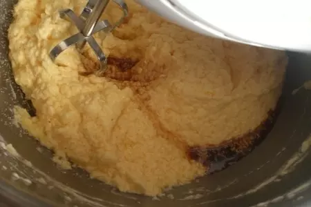 Сирийский манно-ореховый торт с шоколадом и финиками: шаг 12