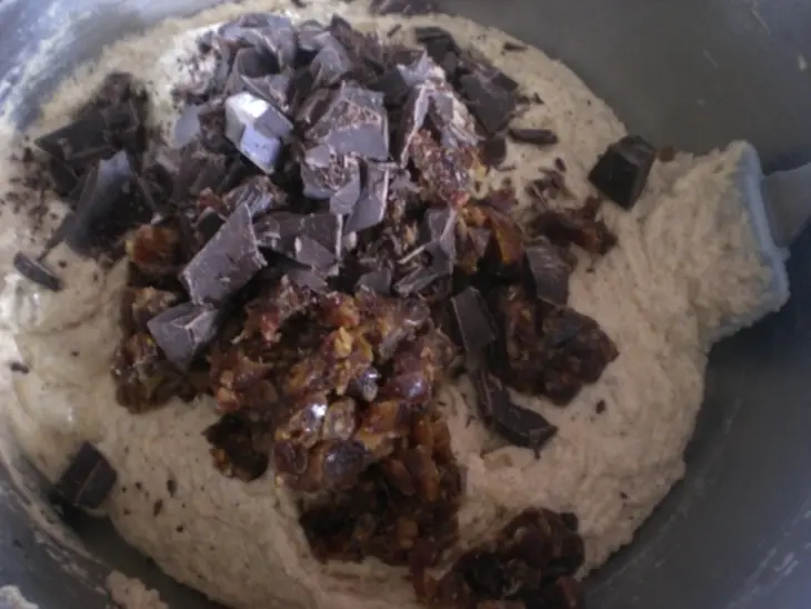 Сирийский манно-ореховый торт с шоколадом и финиками: шаг 14