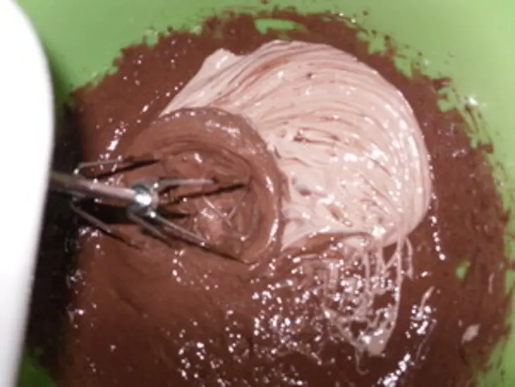 Необыкновенно вкусные шоколадные пирожные с сюрпризом: шаг 6