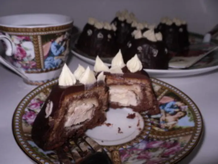 Необыкновенно вкусные шоколадные пирожные с сюрпризом: шаг 17
