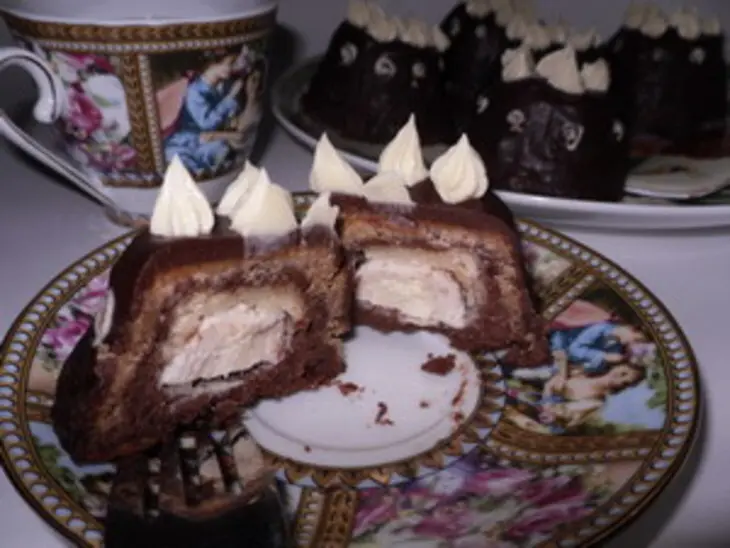 Необыкновенно вкусные шоколадные пирожные с сюрпризом: шаг 18
