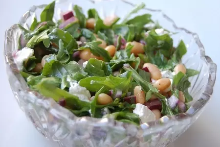 Салат из фасоли с творожным сыром и  рукколой: шаг 5