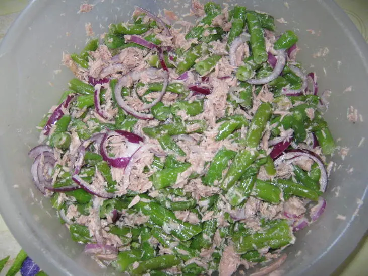 Салат из стручковой фасоли с тунцом: шаг 4