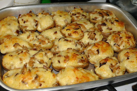 Картофельные лодочки с грибами и зеленью: шаг 7
