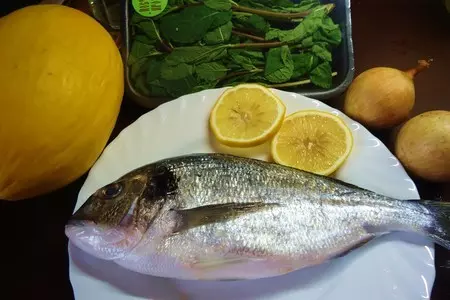 Дорадо запеченная в духовке с мятой и дыней: шаг 1