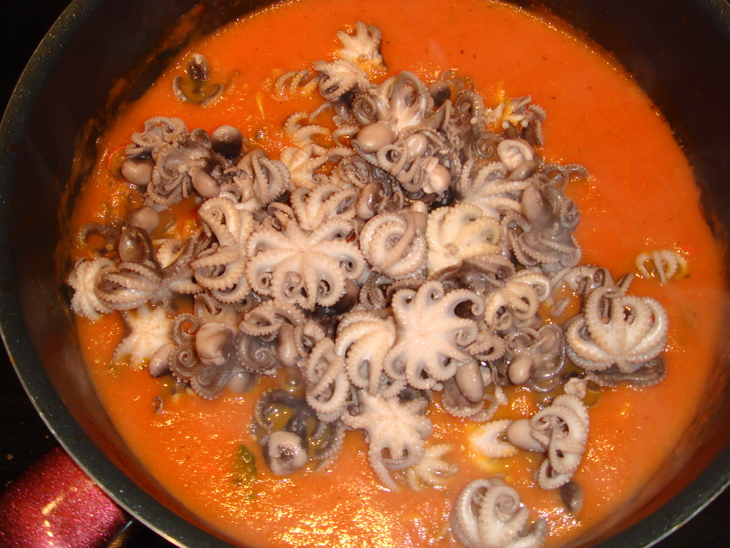 Мини осьминоги в остром соусе с чесночными гренками: шаг 16