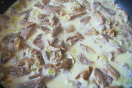 Домашние колбаски с сыром под  сливочно- грибным соусом.: шаг 3
