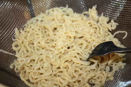Spaetzle (яичная лапша из кондитерского мешка): шаг 6
