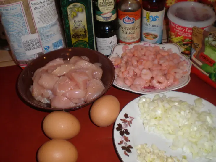 Рисовая вермишель с курицей и креветками: шаг 1