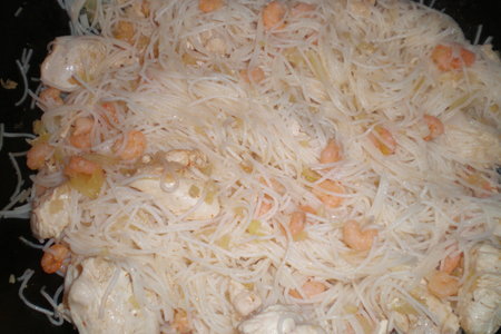 Рисовая вермишель с курицей и креветками: шаг 4