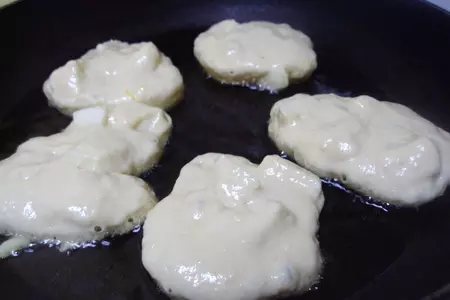 Постные  оладьи с яблоками.: шаг 4