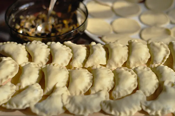 Вареники с капустой и опятами: шаг 10