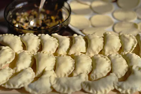 Вареники с капустой и опятами: шаг 10