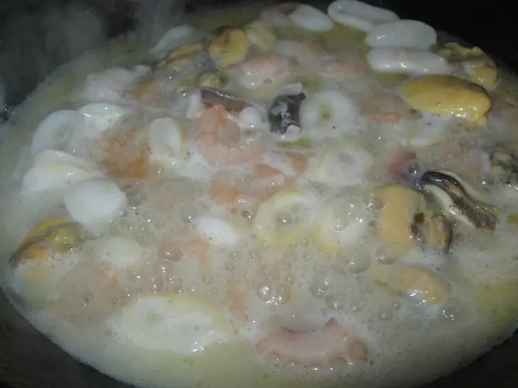 Коктейль из морепродуктов  с овощами=): шаг 7