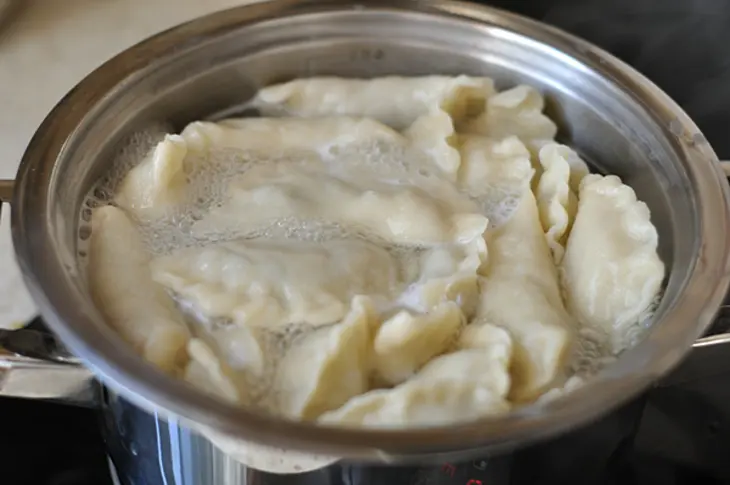 Вареники с капустой и опятами: шаг 11