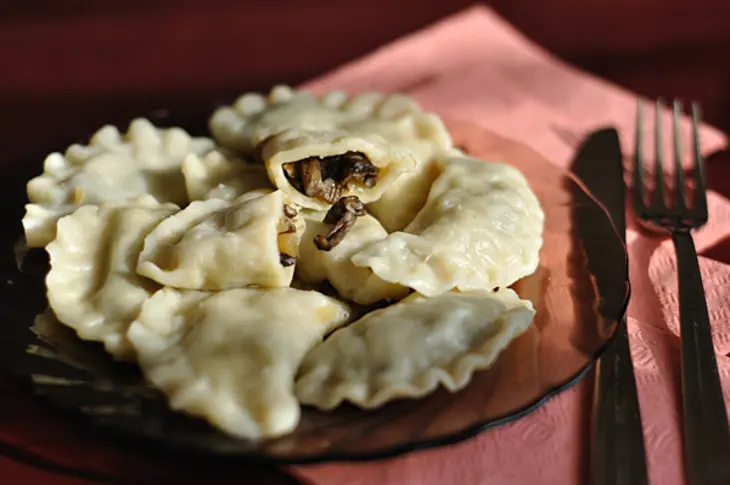 Вареники с капустой и опятами: шаг 12