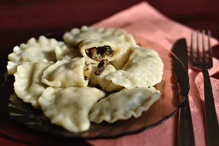 Вареники с капустой и опятами: шаг 12
